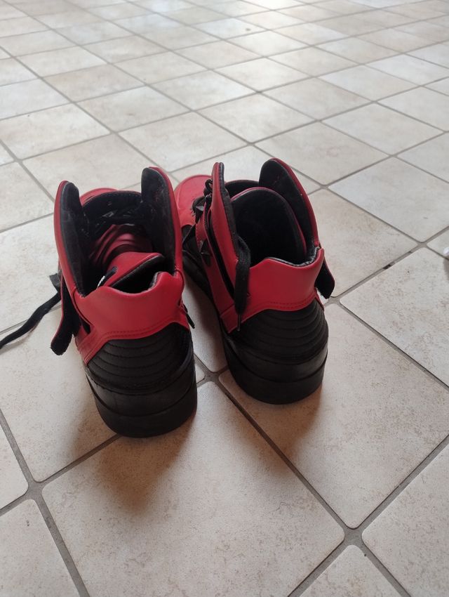 Scarpe sportive alte uomo rosse e nere taglia 42