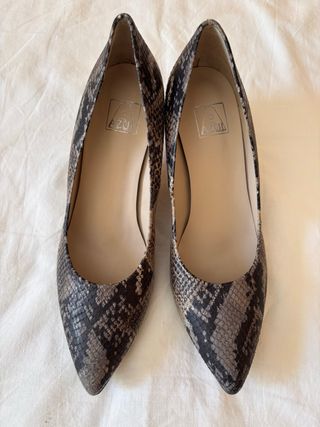 Zapatos  marca
Azul. Estamoado piel de serpiente.