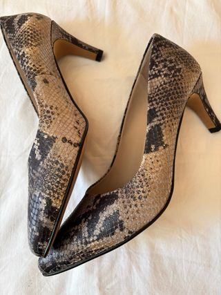 Zapatos  marca
Azul. Estamoado piel de serpiente.