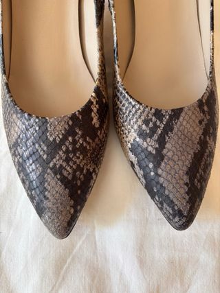 Zapatos  marca
Azul. Estamoado piel de serpiente.