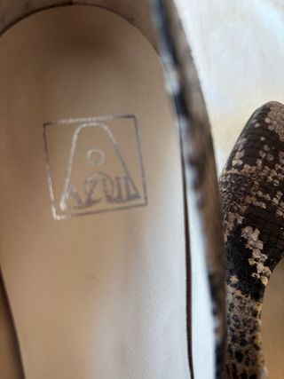 Zapatos  marca
Azul. Estamoado piel de serpiente.