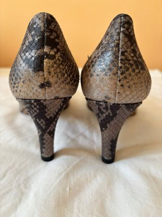 Zapatos  marca
Azul. Estamoado piel de serpiente.