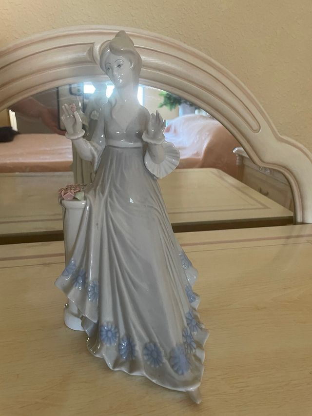 Mujer con flores - Figura Decorativa de Porcelana Española - D'Art S.A.