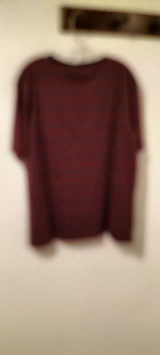 Camiseta H&M rayas rojas y azules, algodón unisex.