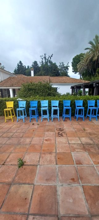 Sillas ratán azul y amarilla