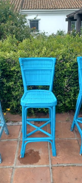 Sillas ratán azul y amarilla