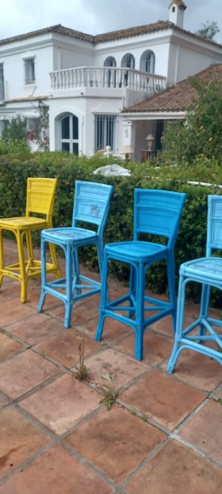Sillas ratán azul y amarilla