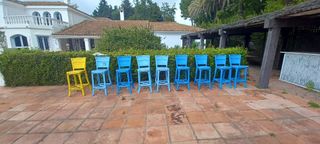 Sillas ratán azul y amarilla