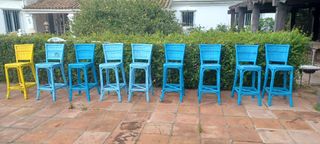 Sillas ratán azul y amarilla