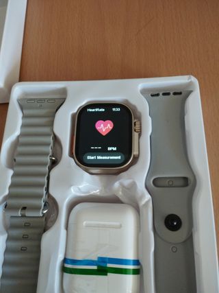 Smartwatch dorado y gris + auriculares
