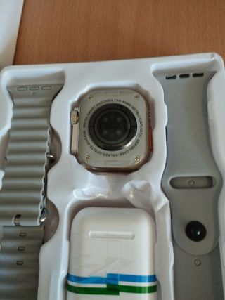 Smartwatch dorado y gris + auriculares