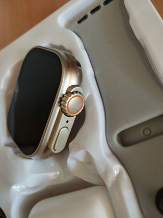 Smartwatch dorado y gris + auriculares