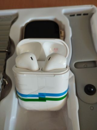 Smartwatch dorado y gris + auriculares