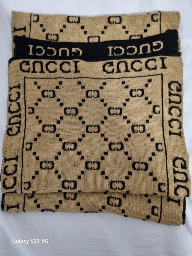 Preciosa bufanda Gucci de punto