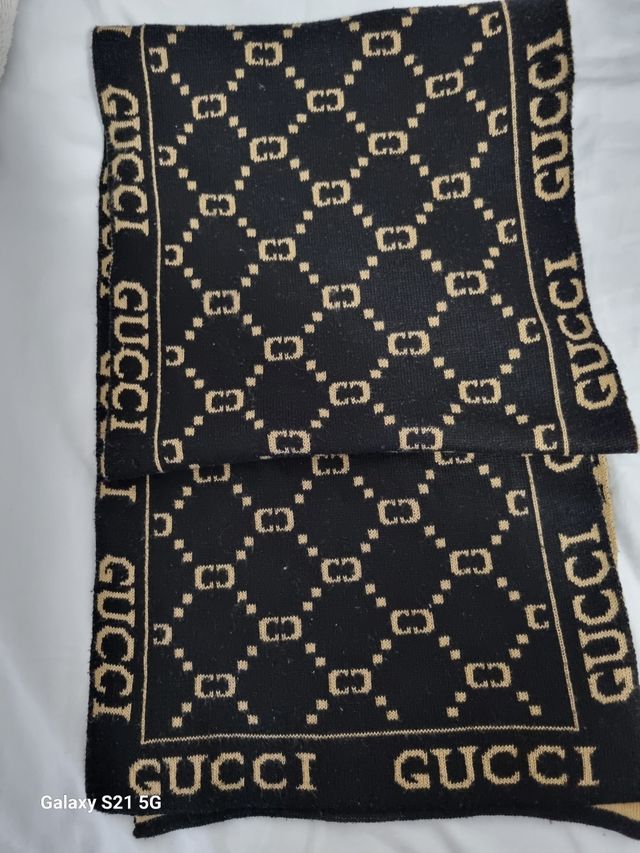 Preciosa bufanda Gucci de punto