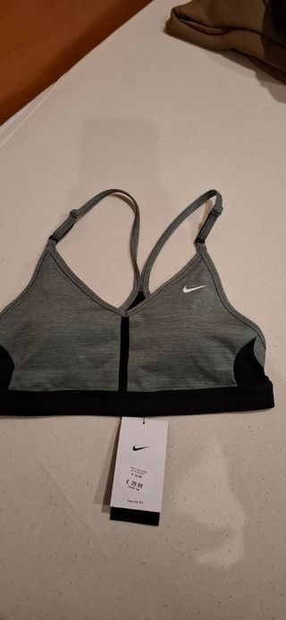 Sujetador deportivo Nike. Nuevo con etiquetas 