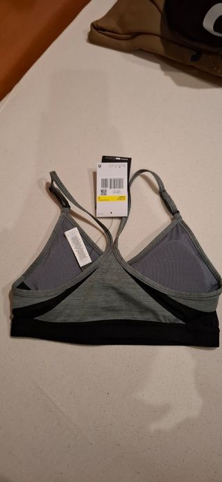 Sujetador deportivo Nike. Nuevo con etiquetas 