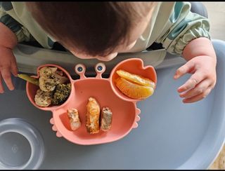 Plato bebé silicona BLW + Babero silicona 