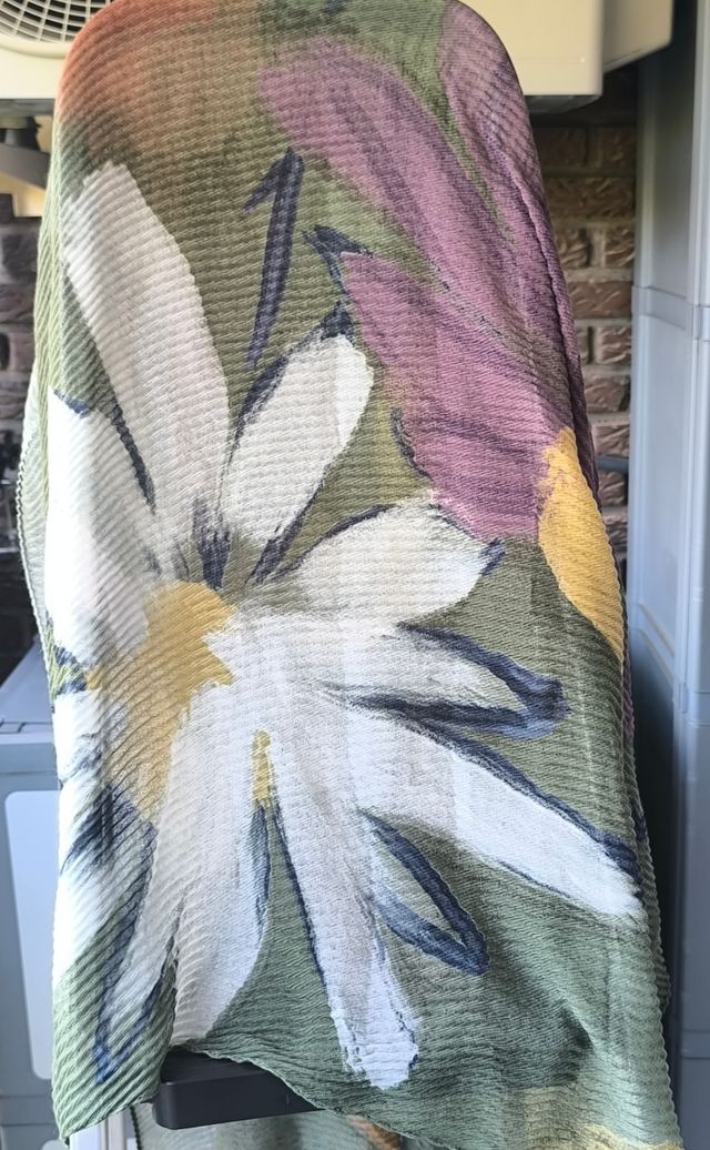 Pashmina o chal sin estrenar, con etiqueta.