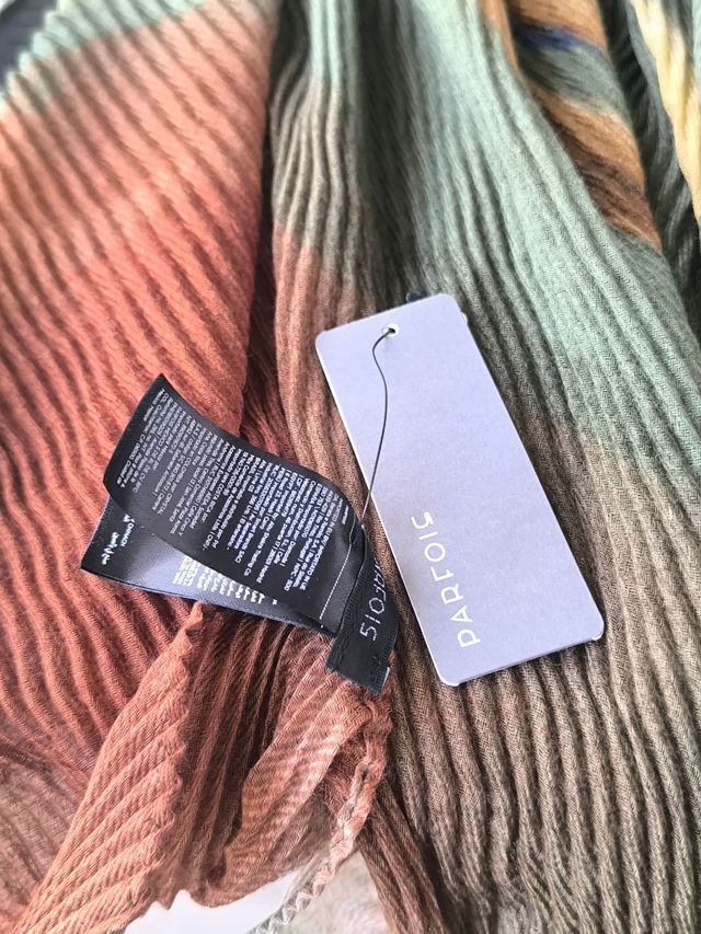 Pashmina o chal sin estrenar, con etiqueta.