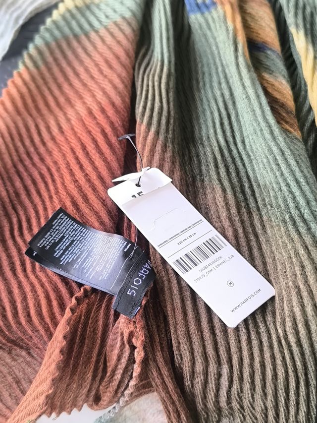 Pashmina o chal sin estrenar, con etiqueta.