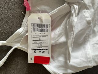 Top bianco con cartellino