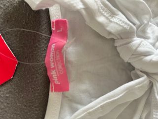 Top bianco con cartellino