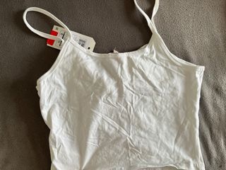 Top bianco con cartellino