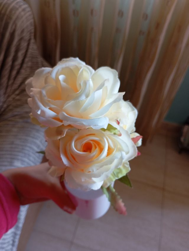 Lámpara ramo de flores artificiales beige