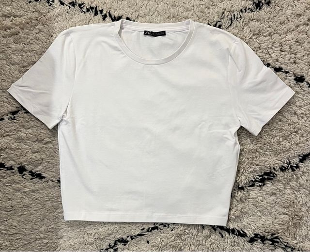 Camiseta básica cropped Zara