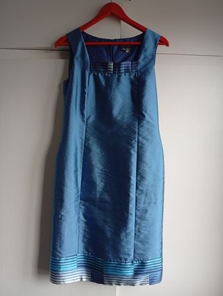 Vestido fiesta azul y blanco con zapatos a juego 