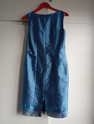 Vestido fiesta azul y blanco con zapatos a juego 
