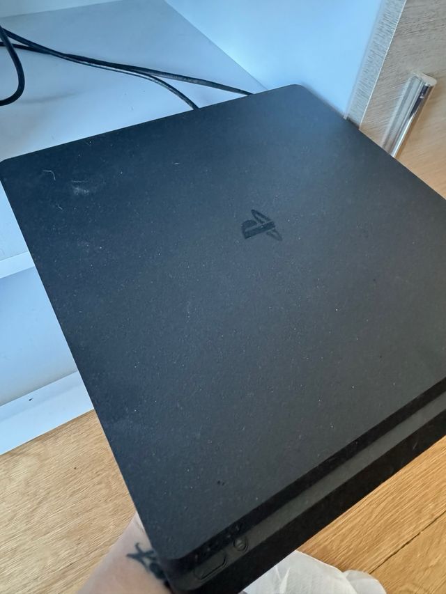 PS4 (PlayStation 4) negra