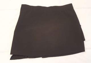 Falda negra volantes