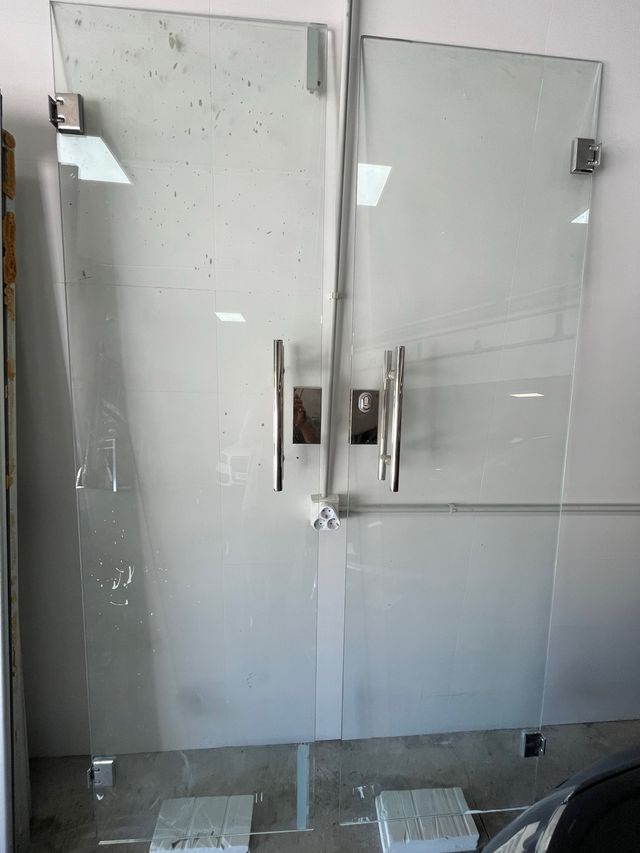 Puerta de cristal de doble hoja