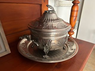 Sopera antigua metal plateada