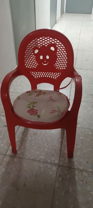 Trona bebé plegable y silla de plástico de niño