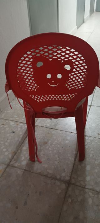 Trona bebé plegable y silla de plástico de niño