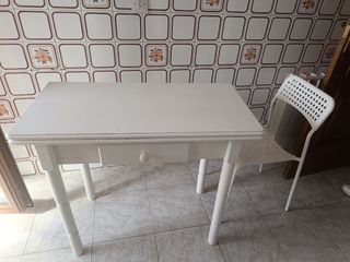 Mesa plegable blanca + 2 sillas