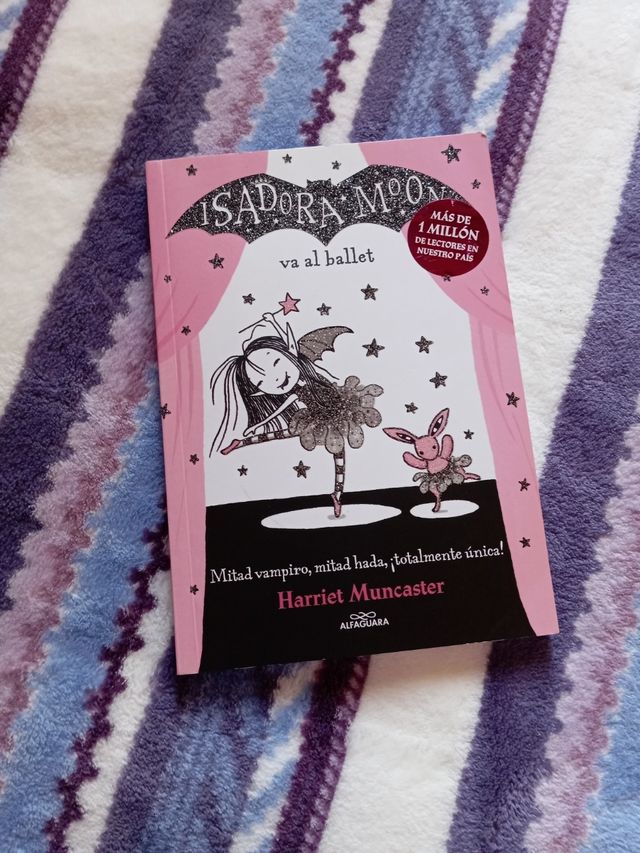 Isadora Moon va al colegio / Isadora Moon Goes ...