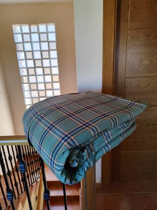 2 mecedoras mimbre + colchonetas verdes azuladas.