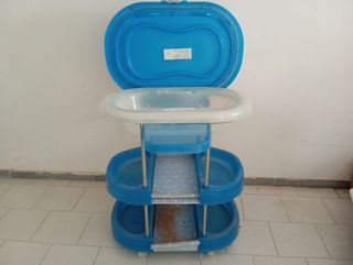 Vasca da bagno/fasciatoio per bambini.