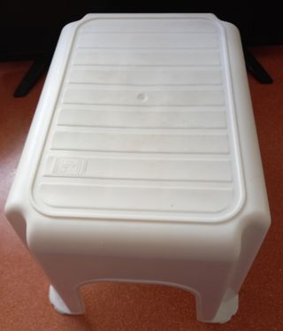 Taburete blanco plástico
