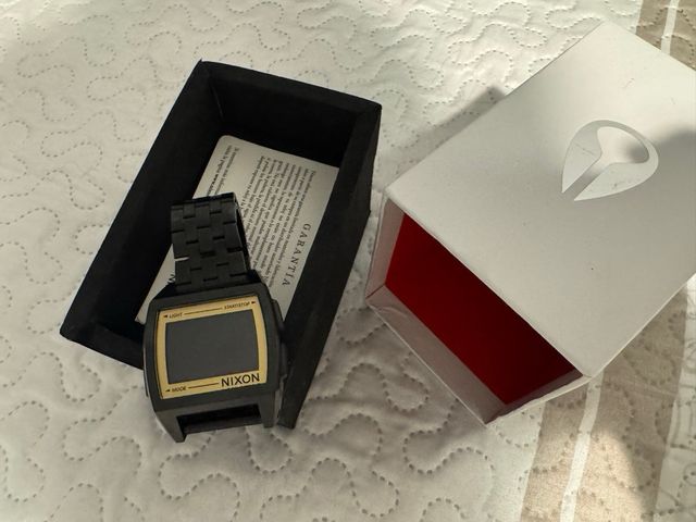 Reloj Nixon unisex negro y dorado