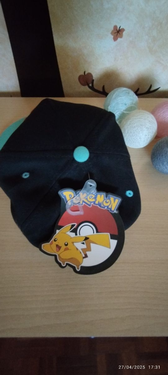 Gorra Pokémon negra y verde agua