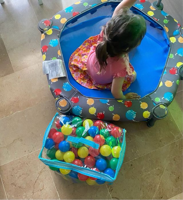 Trampolino elastico e piscina di palle