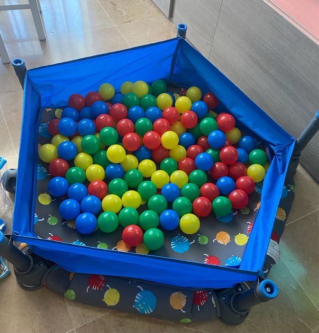 Trampolino elastico e piscina di palle