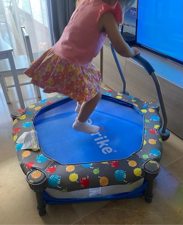 Trampolino elastico e piscina di palle