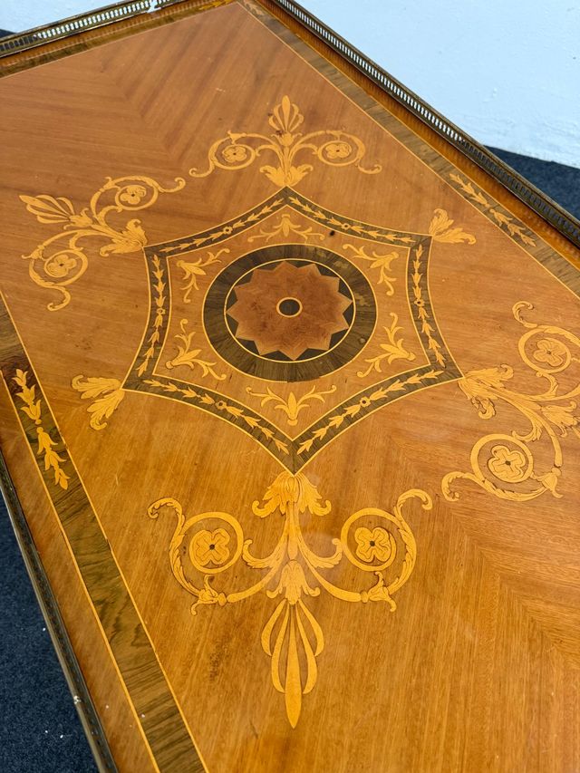 Mesa baja de centro estilo imperio con marquetería