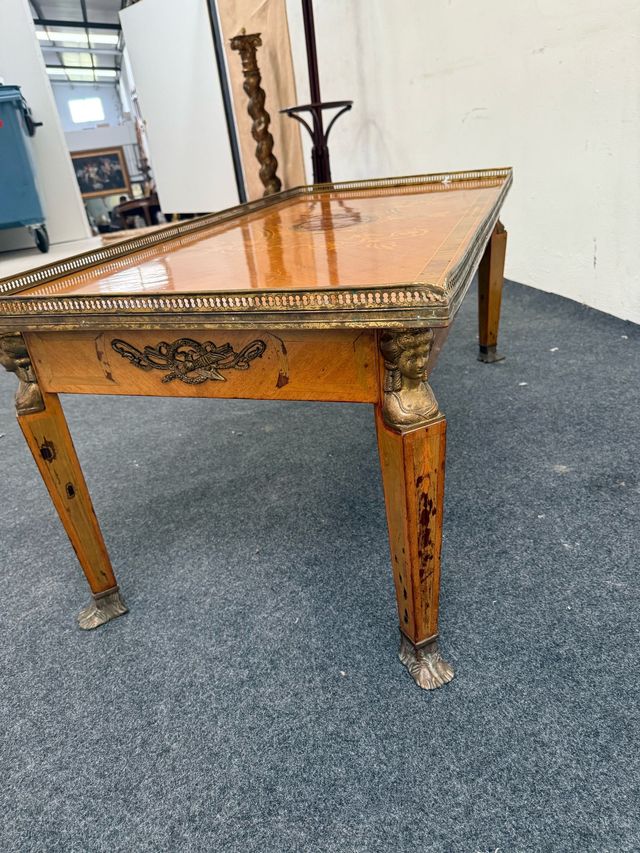 Mesa baja de centro estilo imperio con marquetería